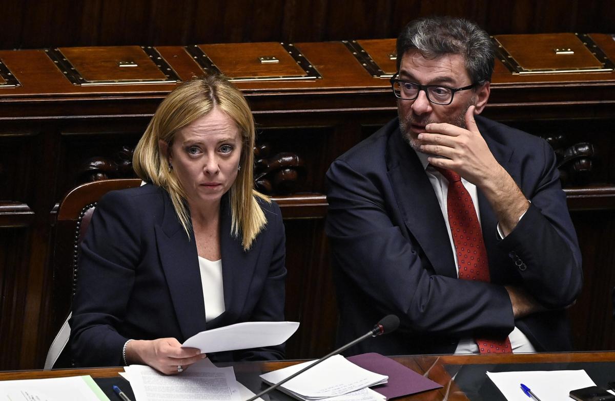 Il Mes mette in imbarazzo il governo: Giorgetti sconfessa Meloni e …