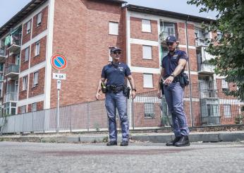 Milano, anziano spacca il finestrino di un auto per una rapina: arr…