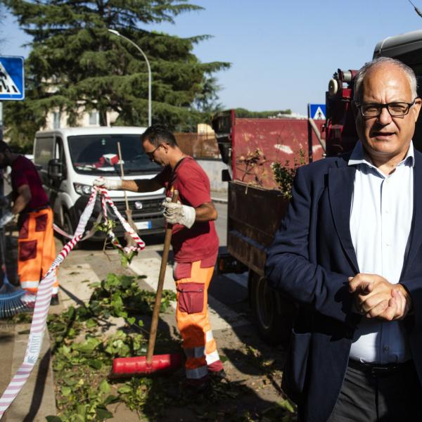 Roma, il sindaco Gualtieri presenta il Piano Natale di Ama contro i rifiuti: “Triplicheremo il numero di cestoni stradali”| VIDEO