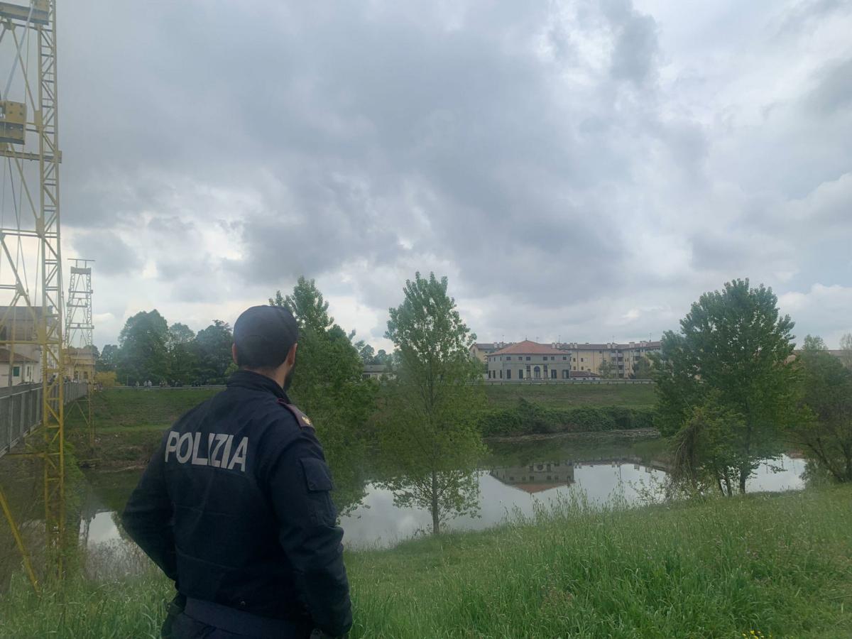 Torino, cadavere trovato sulle rive di un fiume a Venaria Reale: vittima uccisa a coltellate