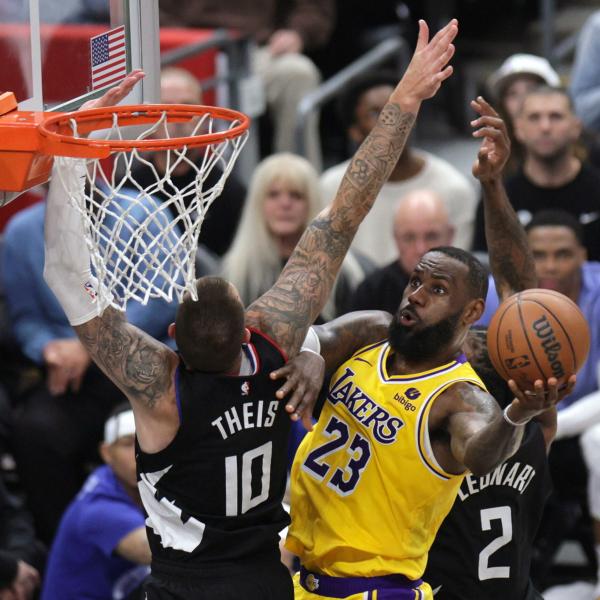 NBA, il derby di Los Angeles va ai Lakers: LeBron James stellare con 34 punti