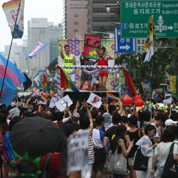 Corea del Sud, vietata la parata del Gay Pride, ma i cittadini la fanno lo stesso: attese oltre 150mila persone alla Seoul’s Pride Parade