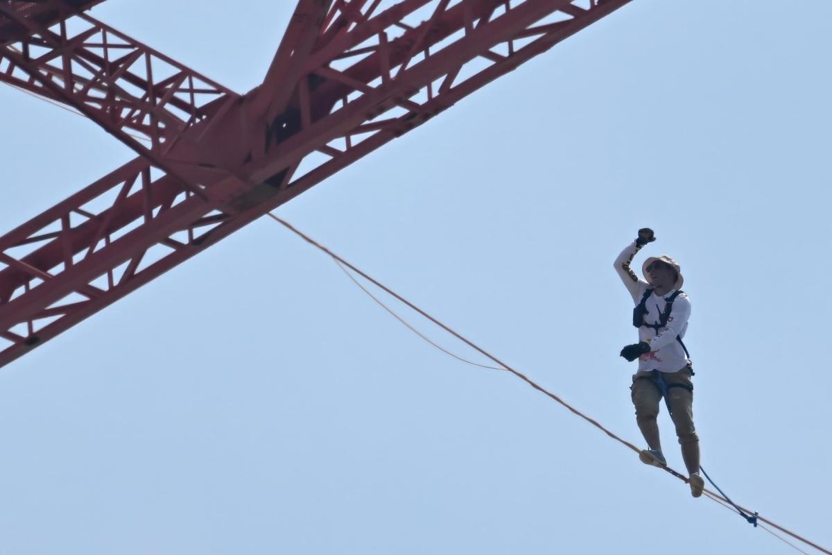 Chi è Jaan Roose, lo slackliner che ha attraverso lo Stretto di Messina camminando su un filo