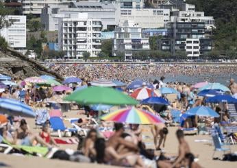 Spagna, cresce il turismo nonostante le proteste: 64,8 milioni di visitatori nel 2024 | FOTO E VIDEO