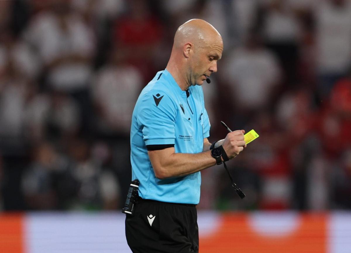 L’arbitro Taylor incontra i tifosi della Roma all’aeroporto e volan…