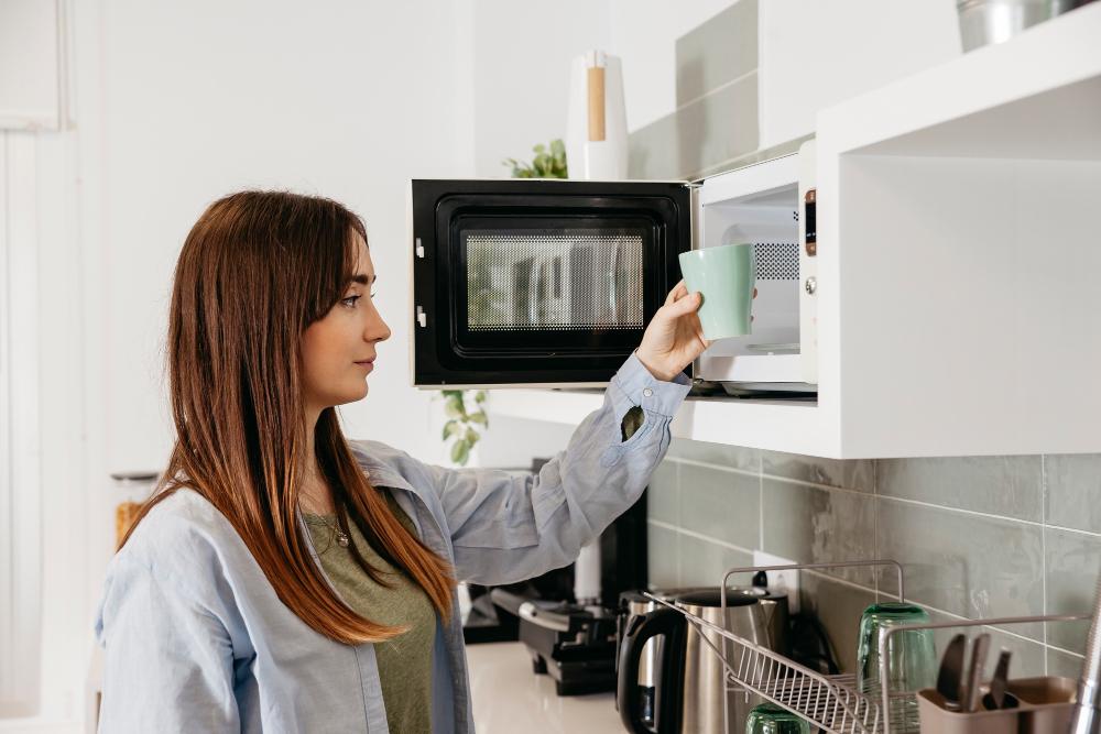 Cosa succede al corpo se si mangia cibo cotto al microonde?