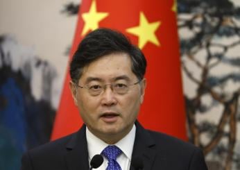 Cina, il mistero del ministro degli Esteri “licenziato”: Qin Gang sparito da un mese