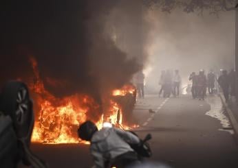 Scontri in Francia, tra centinaia di incendi morto un vigile del fuoco 24enne