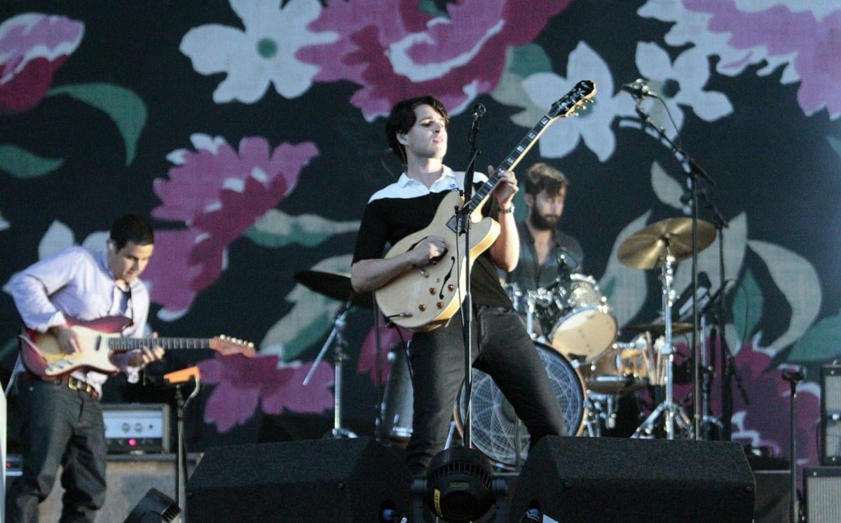 Vampire Weekend in concerto live streaming durante un’eclissi di sole: data e anticipazioni sul nuovo album