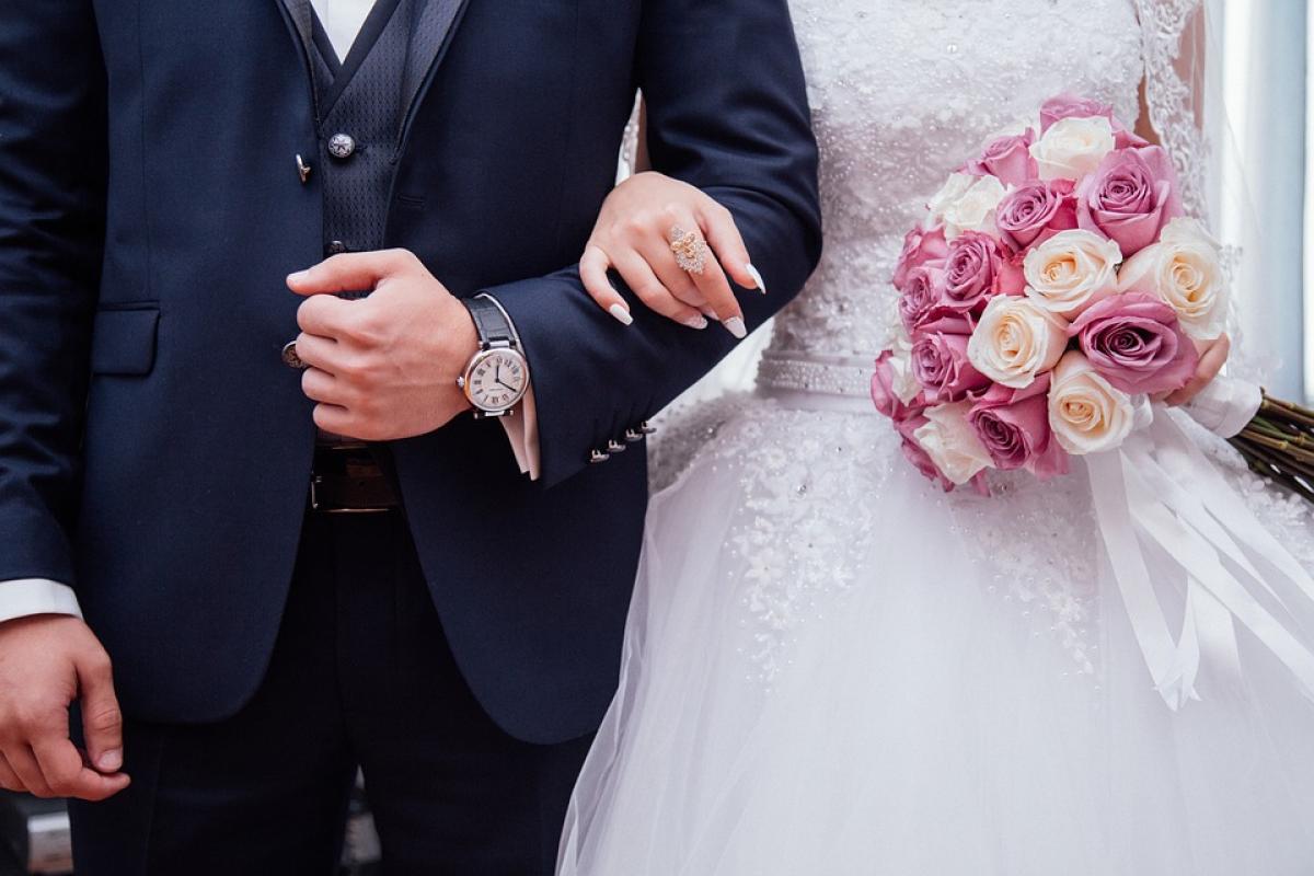 Come vestirsi per un matrimonio ad aprile? Consigli e tendenze