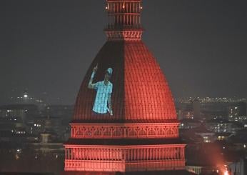 Sinner, la Mole Antonelliana si “dipinge” di arancione con la sua immagine | FOTO