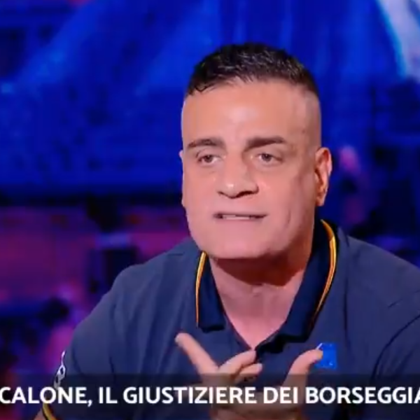 Cicalone-Sansonetti, botte da orbi fra lo youtuber ed il giornalista: “Ma quali pestaggi, quello che faccio è lecito!”, “Non sei tu a fare la legge!”| VIDEO