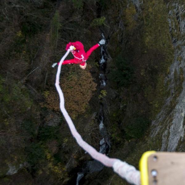 Salta con il bungee jumping ma la corda non è legata bene, muore un…