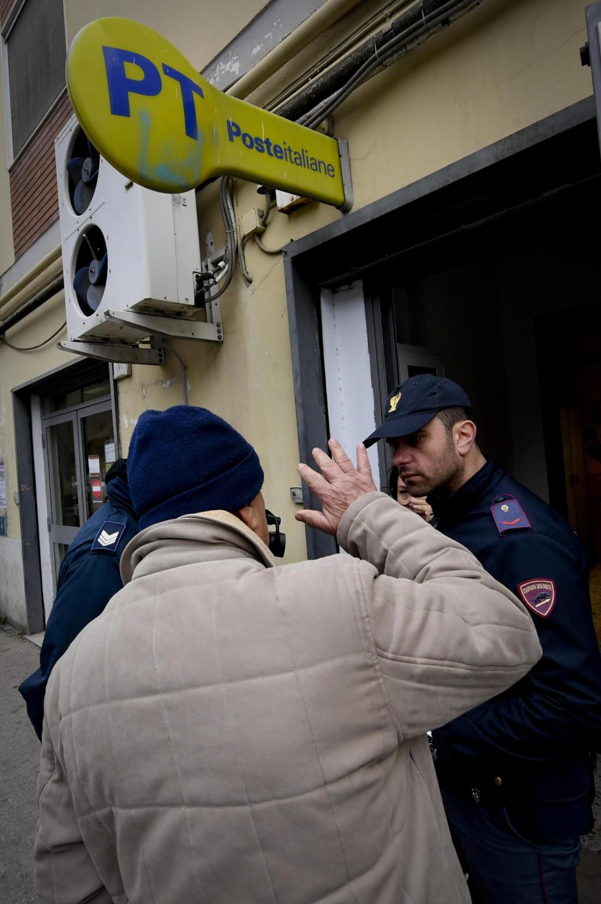 Bomba carta davanti alle Poste di Napoli, potrebbero essere gli ana…