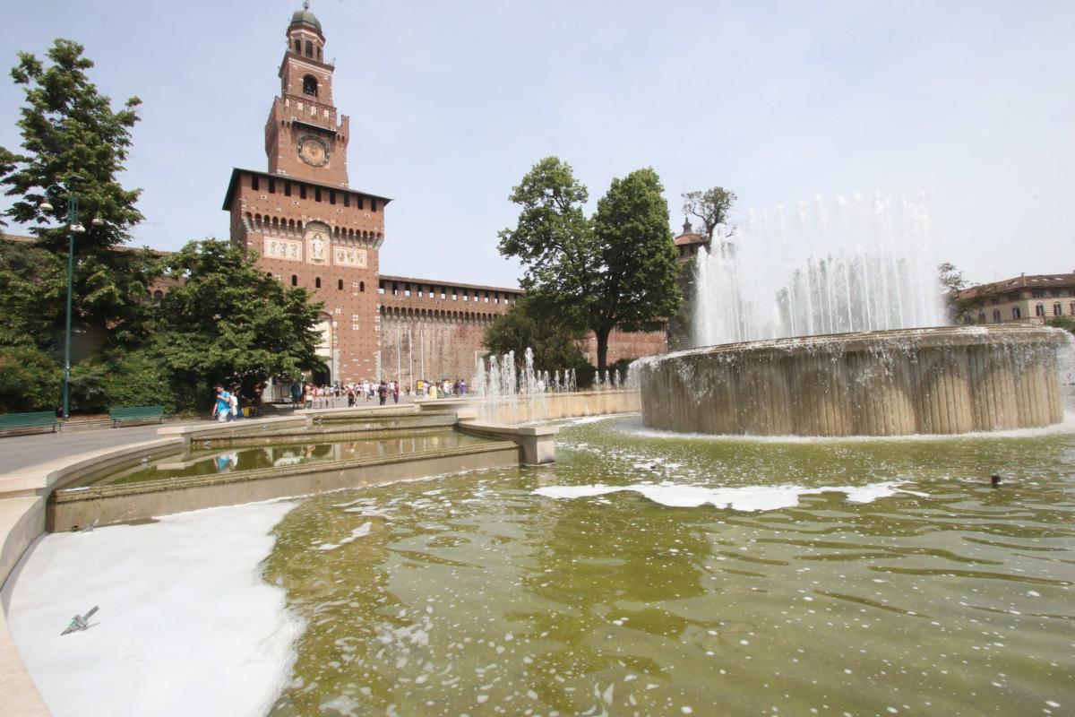 Milano, ragazzo fa “surf” davanti al Castello Sforzesco | VIDEO