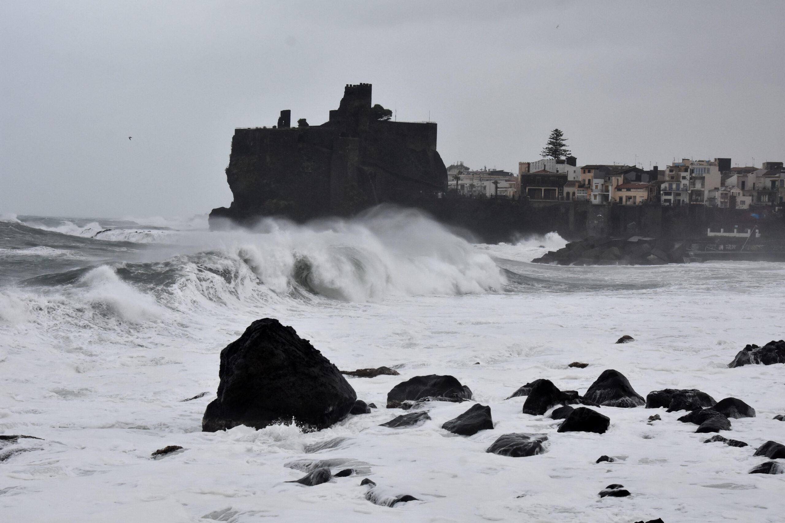 Il meteo nella giornata di oggi 5 agosto 2023: allerta maltempo in tutta la Penisola, previste “Violente grandinate, vento forte e nubifragi”