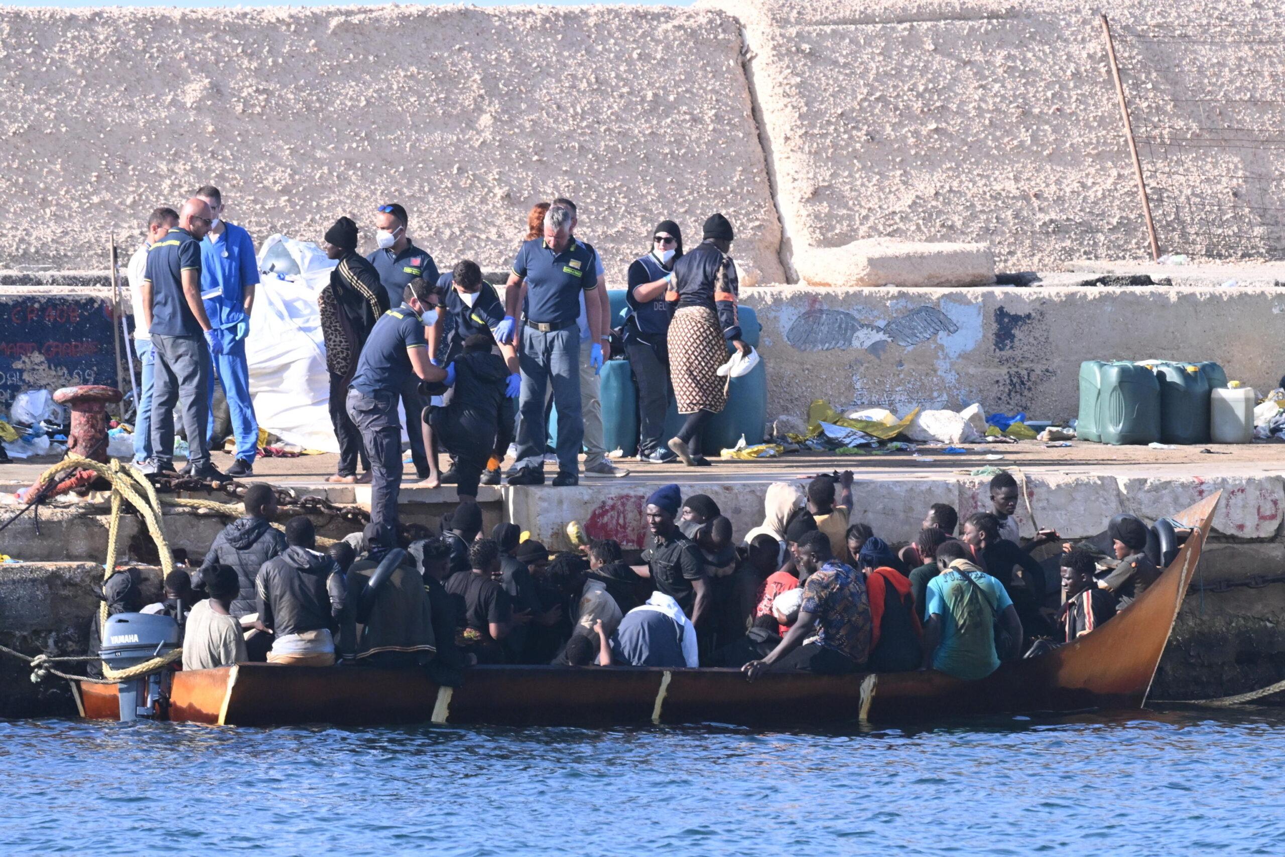 Emergenza migranti, l’opposizione attacca la Meloni: “Il governo ha perso tutta la credibilità nella gestione della crisi”