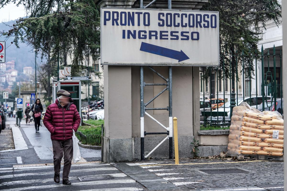 Napoli, tenta di accendersi una sigaretta e divampa incendio all’os…