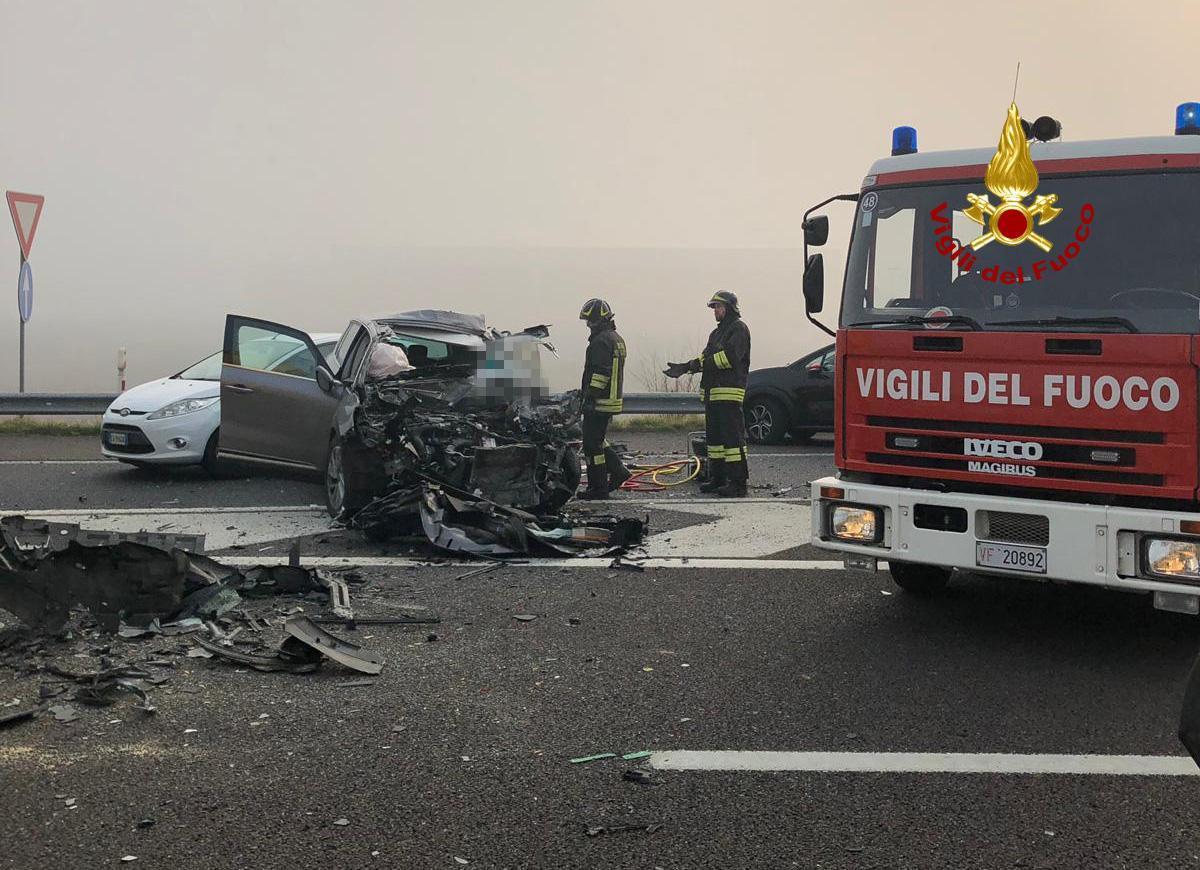 Novara, tragico incidente in A4: si schianta contro camion, morto 53enne