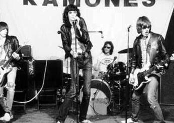 Ramones, la causa contro Netflix per il documentario “I Slept With Joey Ramone” : la verità della moglie di Johnny