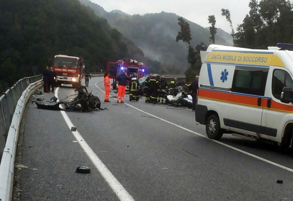 Catanzaro, incidente sulla SS106 all’altezza di Isca sullo Jonio: auto si ribalta, un morto