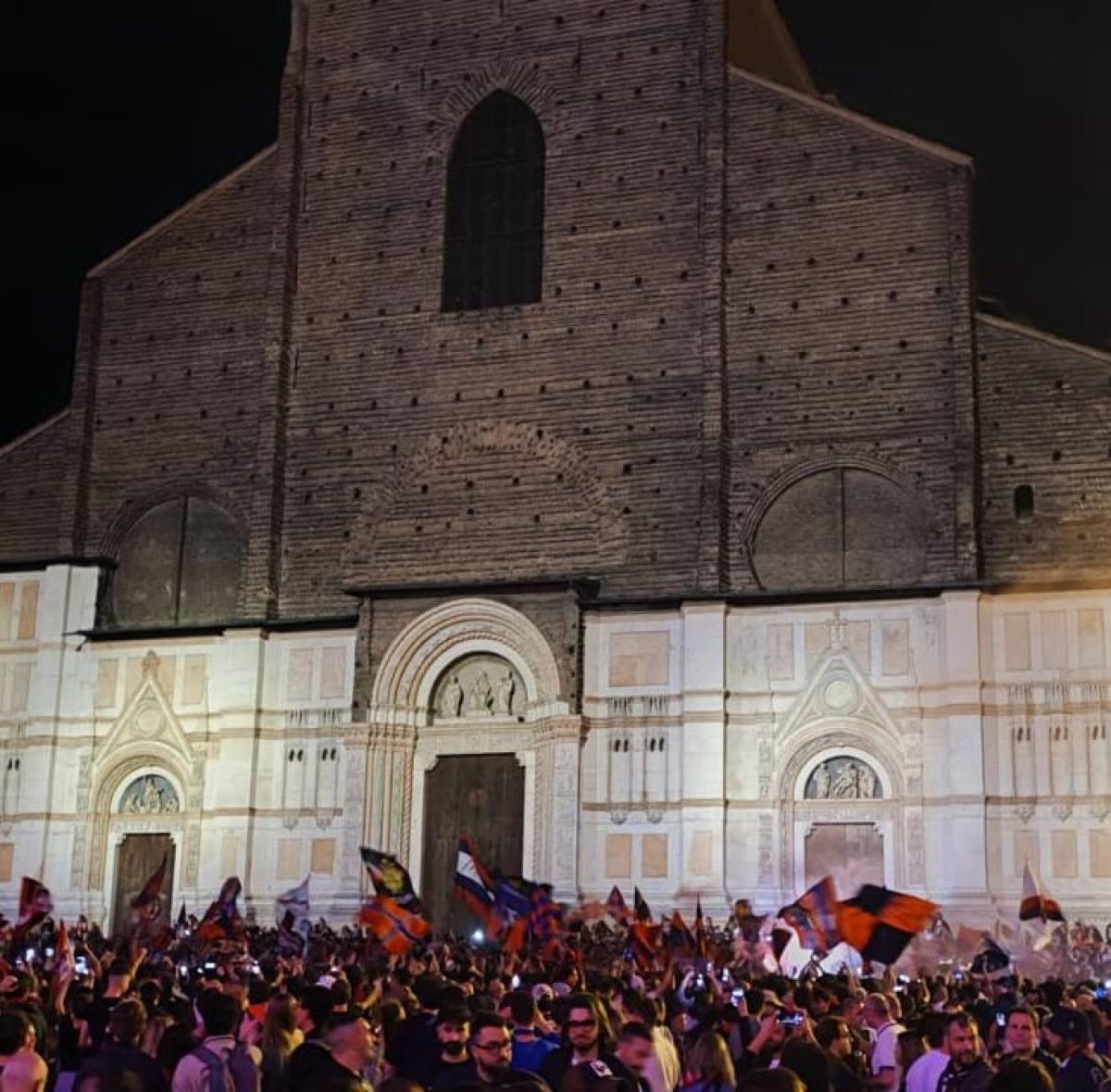 Bologna, la città in festa per la qualificazione alla Champions League: Piazza Maggiore si tinge di rossoblù, tifosi in delirio | FOTO E VIDEO