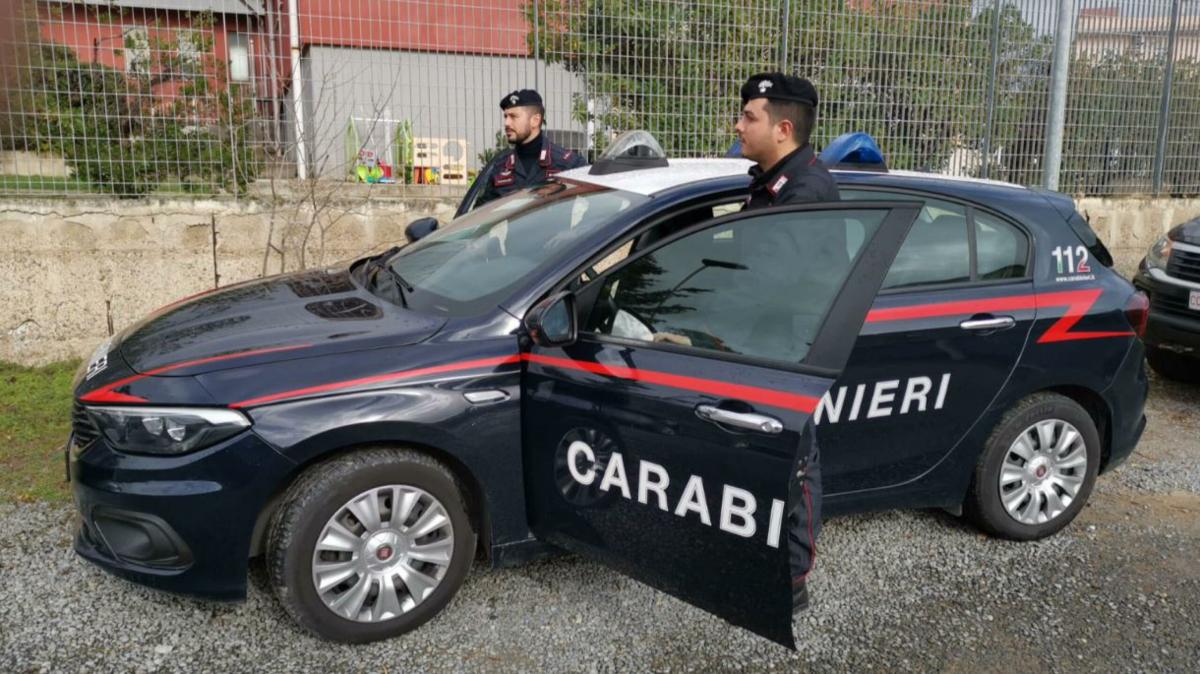 Maltrattamenti shock a Milano: bastona la sorella, lo fermano col t…