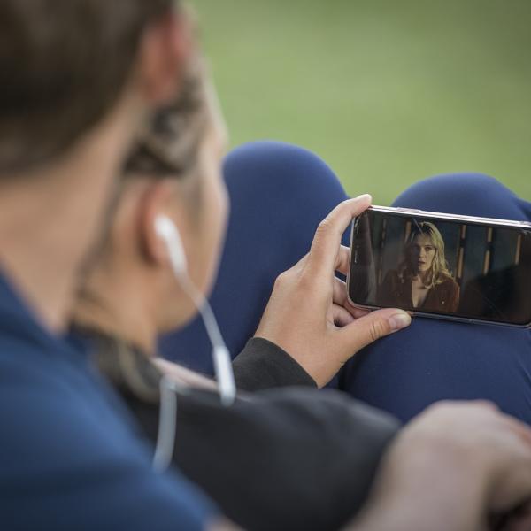 A che età dare il cellulare ai figli? I consigli della pedagogista Paola Campanaro: “A tre anni, solo mezz’ora al giorno e tv spenta”. Le regole per un corretto uso dei dispositivi