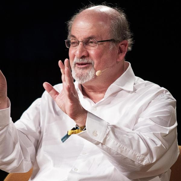 Salman Rushdie ritorna: arrivano le prime dichiarazioni e foto da d…