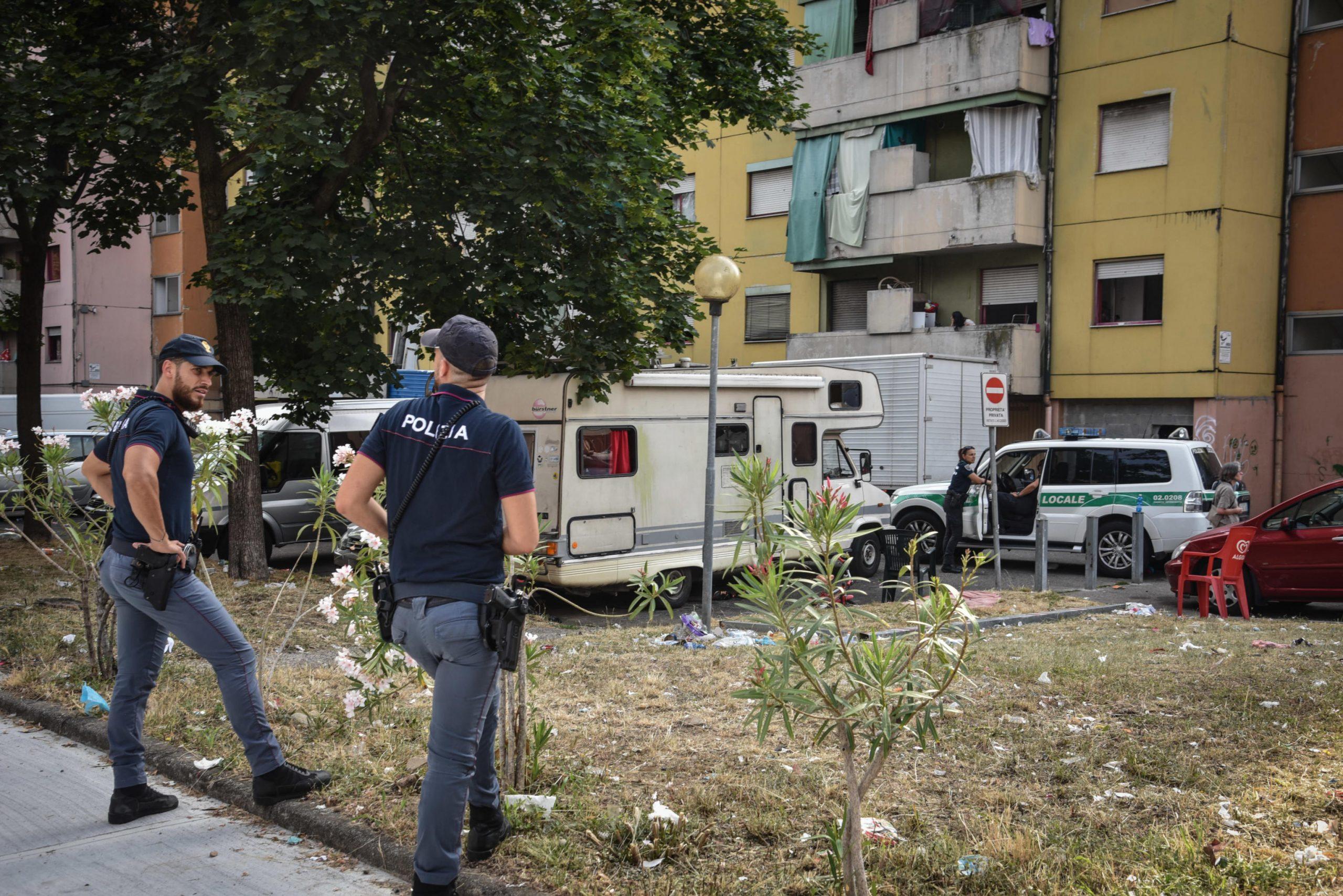 Milano, maxi sgombero in via Bolla: la polizia svuota gli appartamenti occupati abusivamente