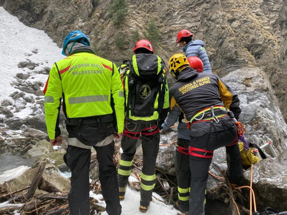 Incidente a Cagli, camion sbanda e si schianta contro guardrail: au…