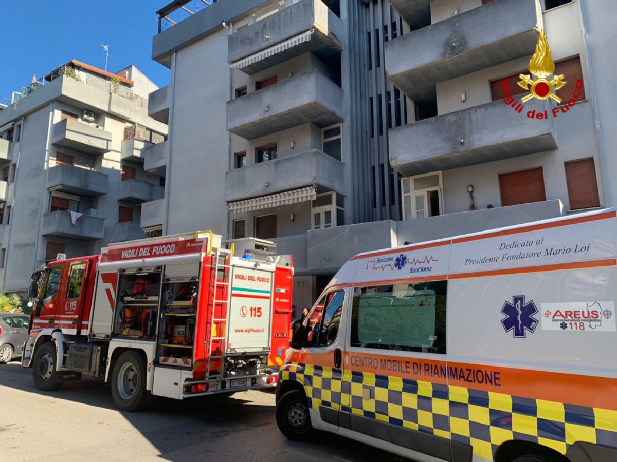 Livorno, incendio in una palazzina di Scopaia: un morto e diversi intossicati