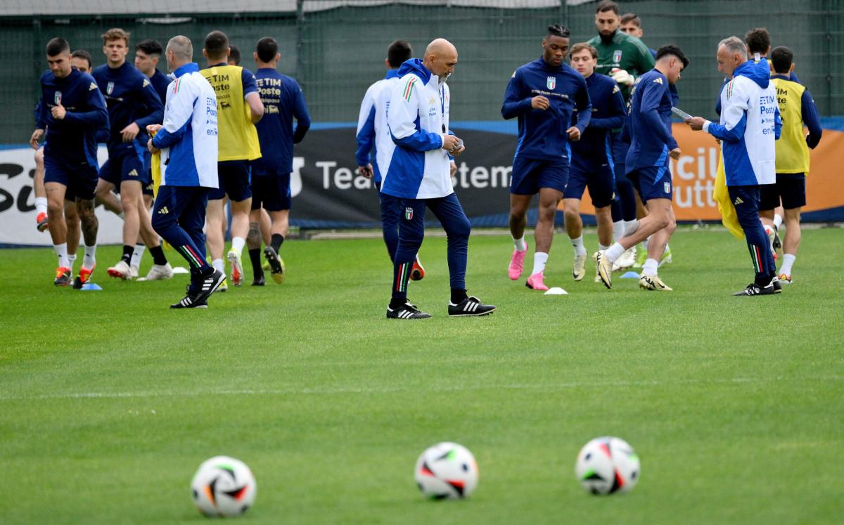 Italia, Sinner fa visita alla nazionale di Spalletti a Miami: sorrisi e abbracci con i giocatori azzurri