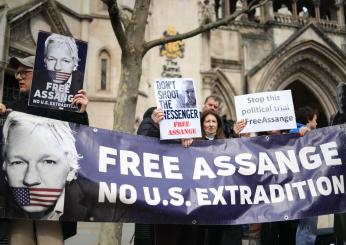 Julian Assange, niente estradizione in USA (per ora): l’Alta Corte di Londra dà la possibilità di ricorrere in appello