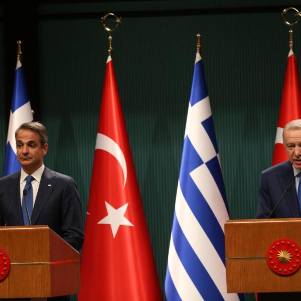 Mitsotakis ad Ankara, piccoli passi avanti per migliorare i rapporti. Erdogan: “Nonostante i disaccordi, manteniamo aperti i canali di dialogo”