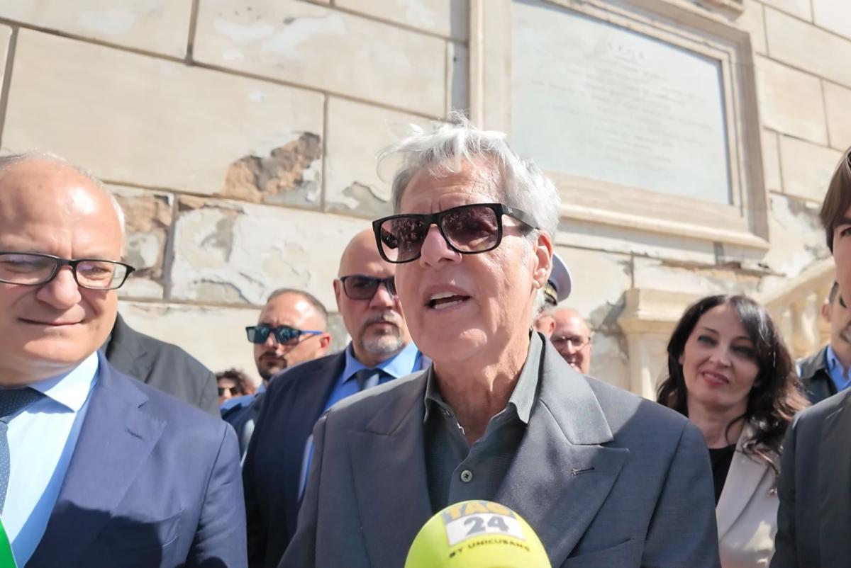 Claudio Baglioni in Campidoglio sull’ipotesi concerto di addio a Centocelle: “Ci sto pensando. Stadio Olimpico o Circo Massimo? Si, ho dei programmi…” | VIDEO