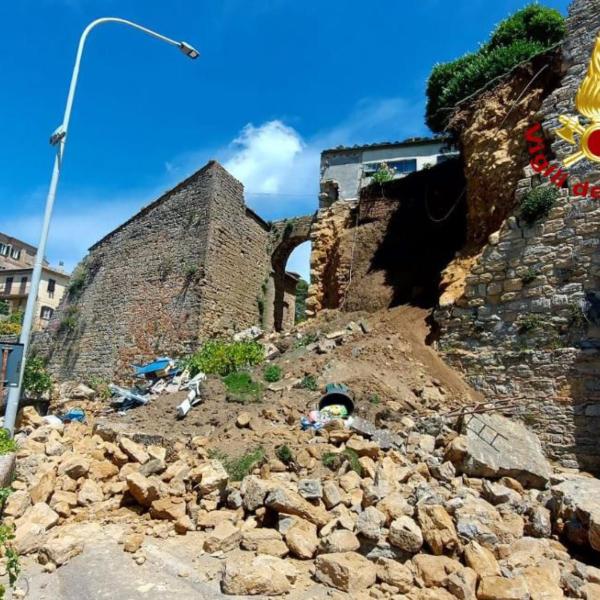 Pisa, paura a Volterra per il crollo di un tratto di mura medievali: un ferito. Detriti in strada | FOTO