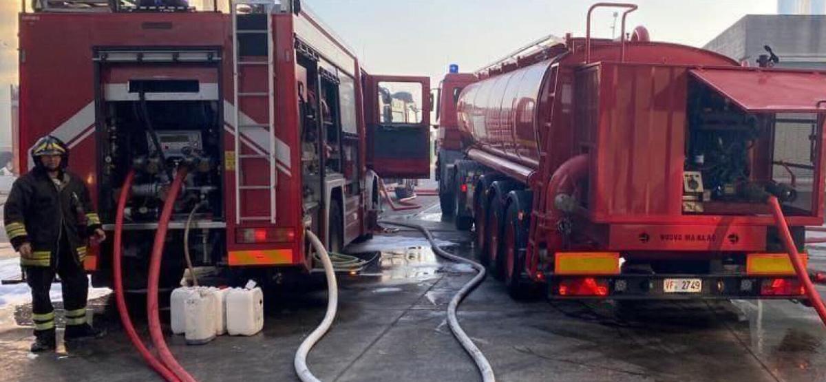 Foggia, brucia la baraccopoli dei braccianti: paura a Borgo Mezzanone