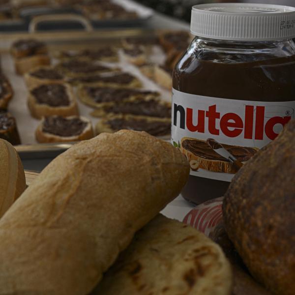 Ferrero colpisce ancora, ecco la Nutella vegana: ceci e sciroppo di riso al posto del latte. Sui social: “La plant-based identica alla classica”