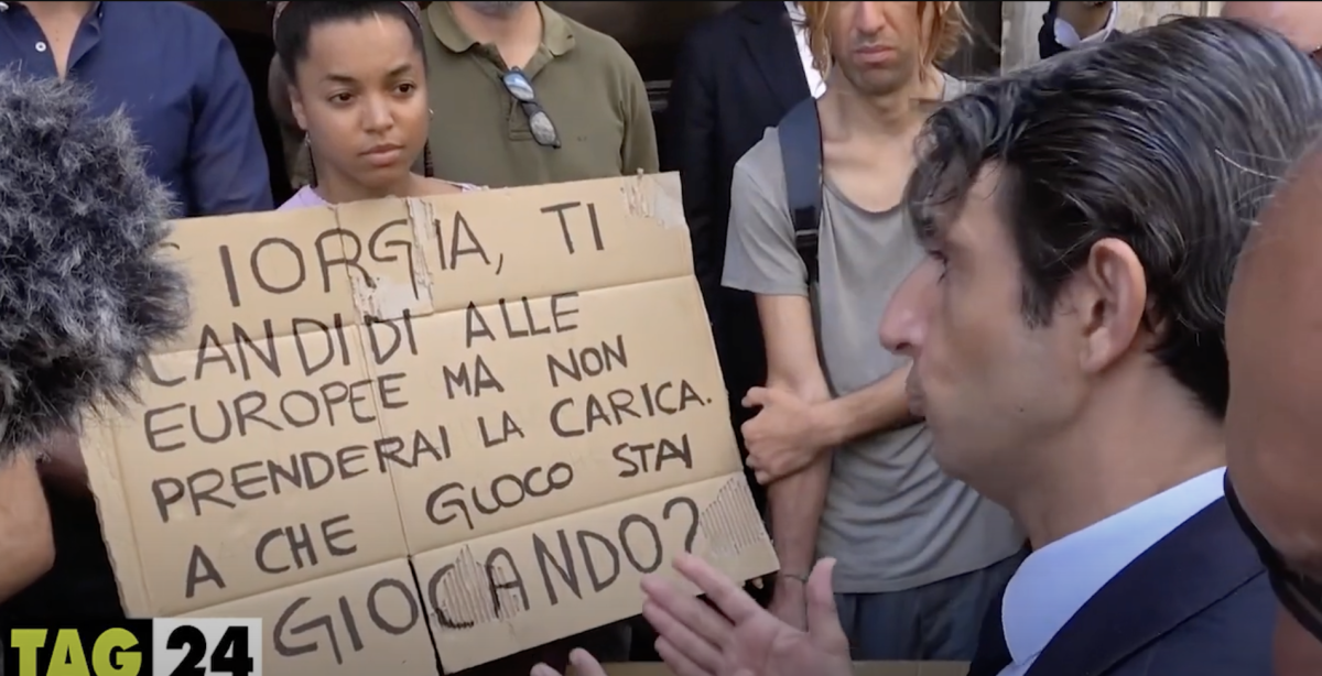 Roma, Ultima Generazione protesta davanti alla sede di FdI: il confronto con Donzelli | VIDEO