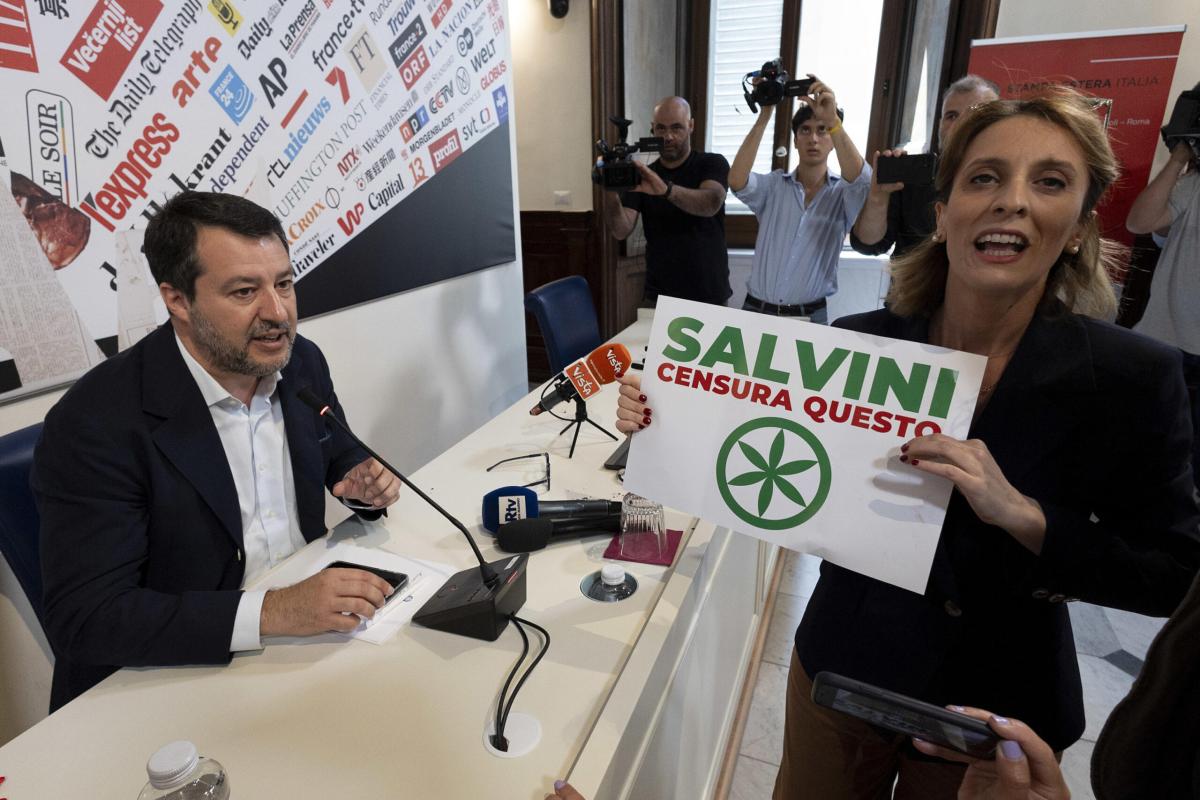 Cannabis, Salvini contestato davanti alla stampa estera con una irruzione della candidata di Più Europa. Il leader della Lega: “Fai l’amore, non farti le canne” | VIDEO