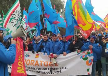 Ex Ilva di Taranto, alla manifestazione operai e imprese in coro: “Via Arcelor Mittal”