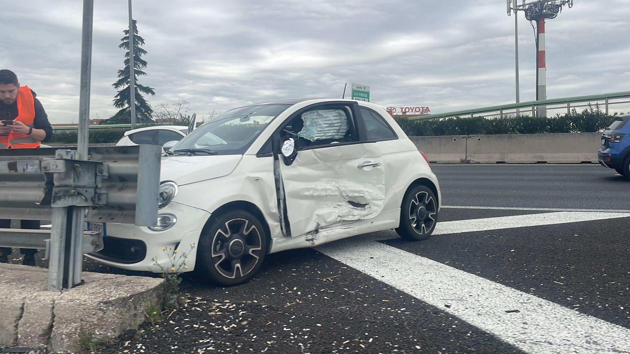 Roma, incidente sul Gra all’altezza dell’uscita 18 Casilina: scontro tra auto e camion