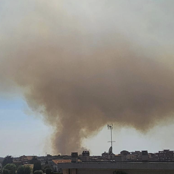 Roma, una serie di incendi fra Muratella e Massimina provoca un’alta colonna di fumo: cos’è successo?