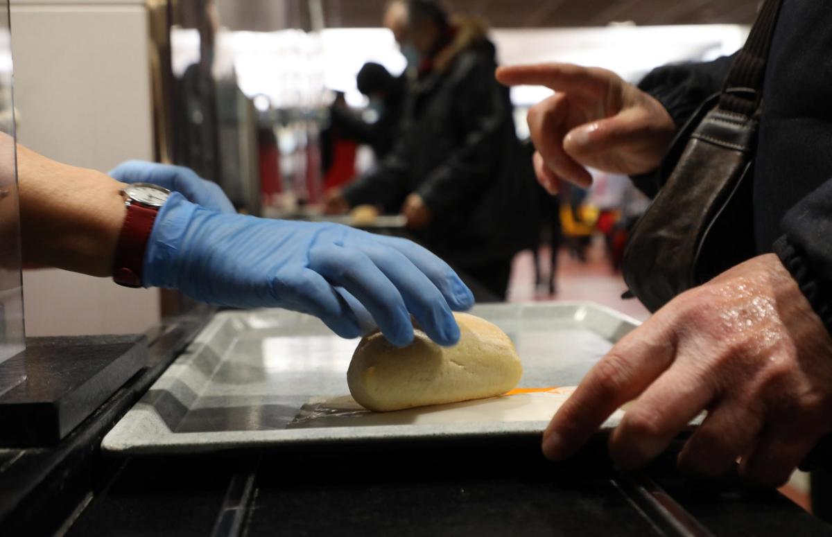 Natale a Milano, più di 10mila persone in coda alla mensa dei poveri