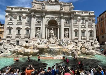 Blitz di Ultima Generazione e la Fontana di Trevi si fa nera. Sul posto anche il sindaco Gualtieri | VIDEO