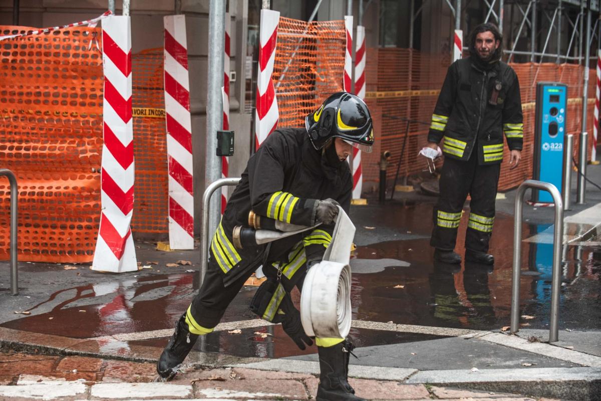 Milano, incendio ad Affori: in fiamme un palazzo di via Scialoia