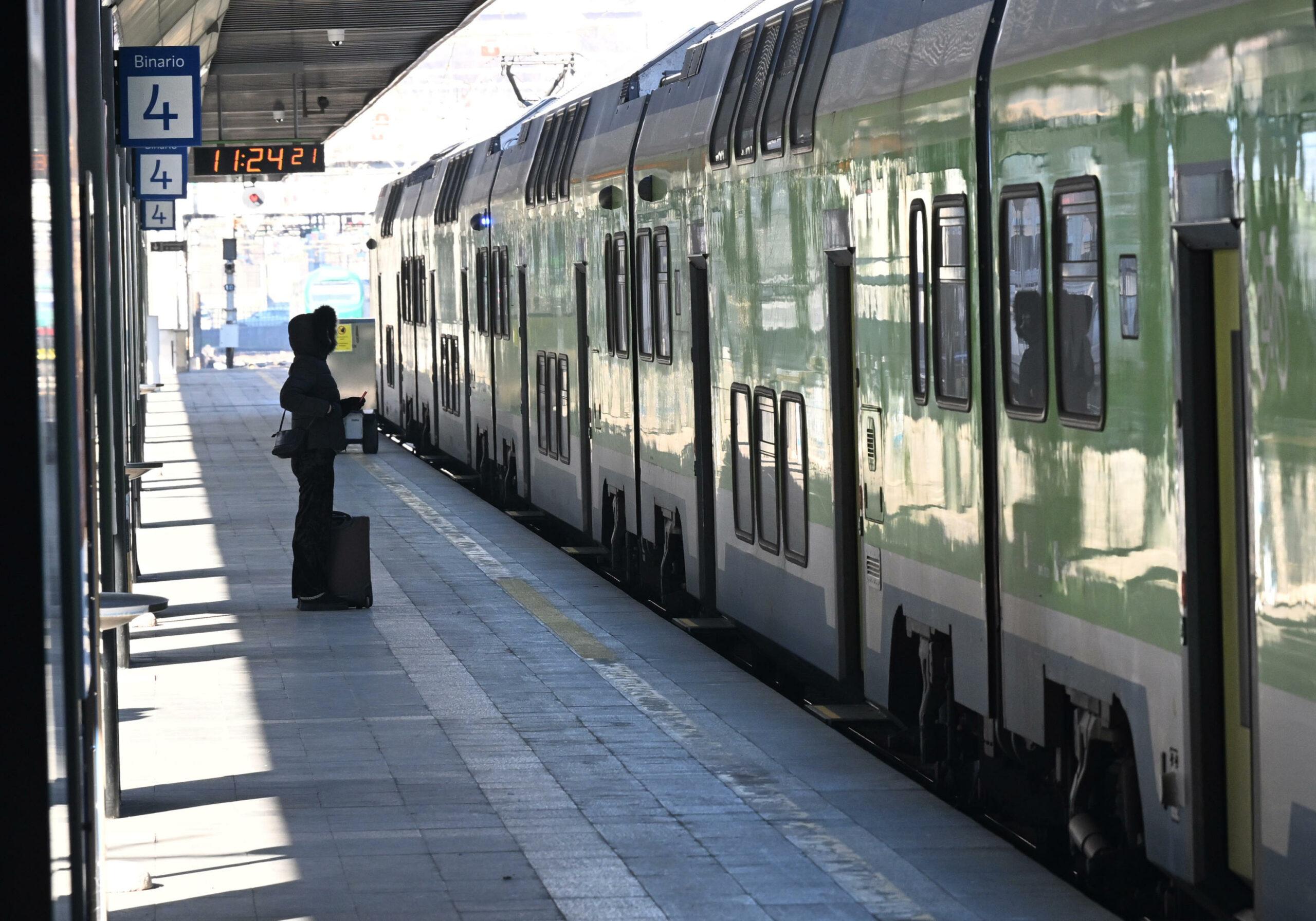 Bologna, agente Polfer salva una 20enne dal suicidio a Castel San Pietro Terme: voleva gettarsi sotto un treno