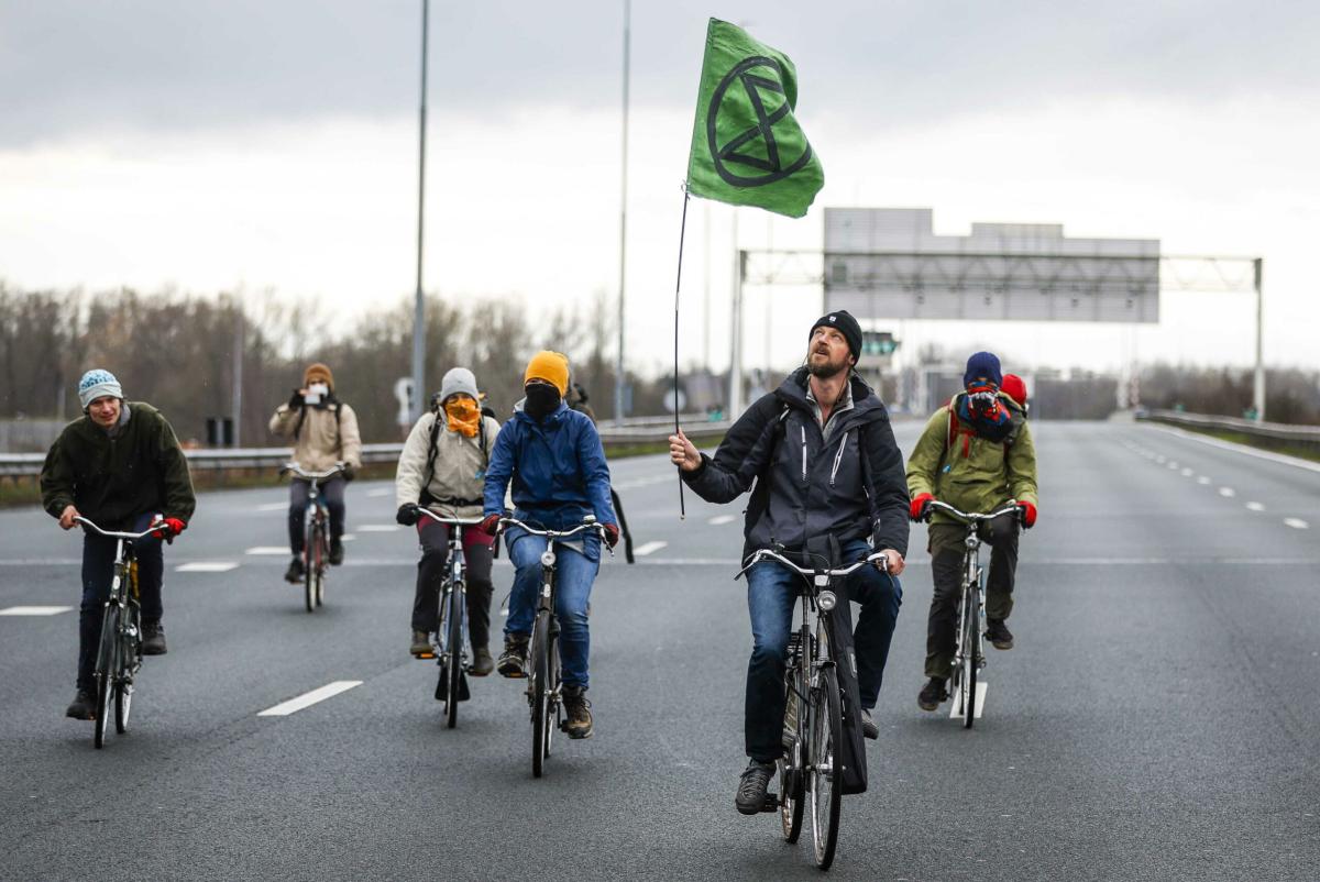 Paesi Bassi, proteste degli attivisti climatici: arrestate oltre 300 persone