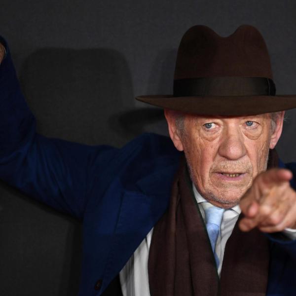 L’attore Ian Mckellen, famoso per il ruolo di Gandalf nel Signore degli Anelli, ricoverato dopo una caduta in teatro a Londra: ecco come sta